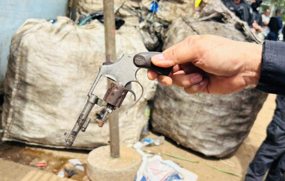 Ferro-velho ilegal em Salvador é interditado com armas, cobre roubado e lixo tóxico