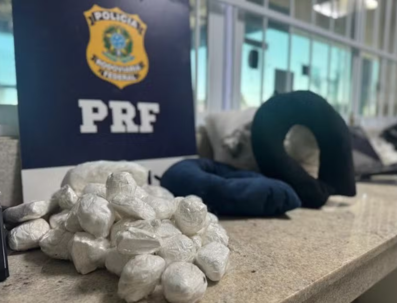 PRF encontra 4,5 kg de cocaína em objetos inusitados com passageiras