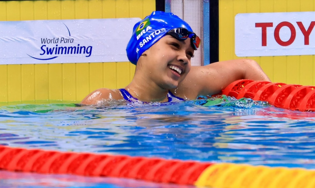 Brasileira de 17 anos quebra recorde e conquista ouro no Mundial Paralímpico