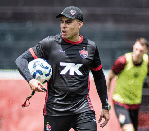 Imagem do post Jair Ventura estreia no Vitória com desafio gigante contra o Grêmio