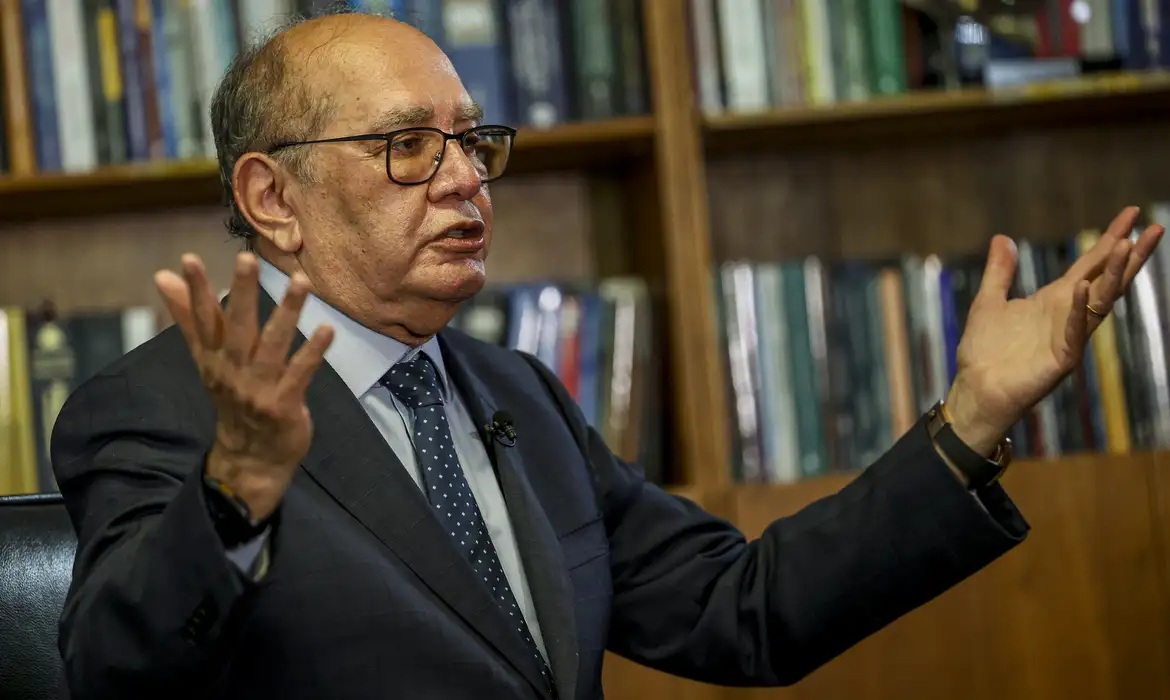 Gilmar Mendes reage a ataques e defende STF após críticas de Tarcísio e bolsonaristas