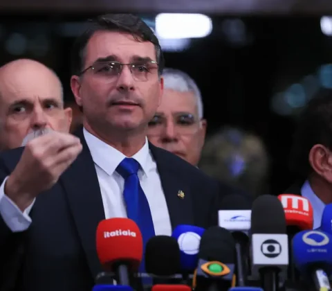 Imagem do post Senador Flávio ataca Moraes após voto para condenar Bolsonaro