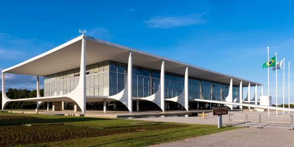 Homem tenta invadir Palácio do Planalto e é preso após levar tiros de borracha