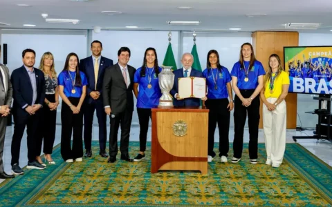 Imagem do post Ao lado do presidente da CBF, Lula recebe campeãs da Copa América