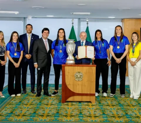 Imagem do post Ao lado do presidente da CBF, Lula recebe campeãs da Copa América