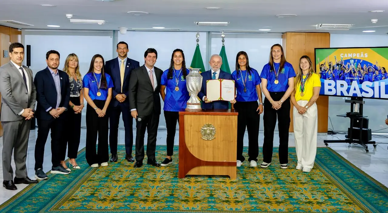 Ao lado do presidente da CBF, Lula recebe campeãs da Copa América