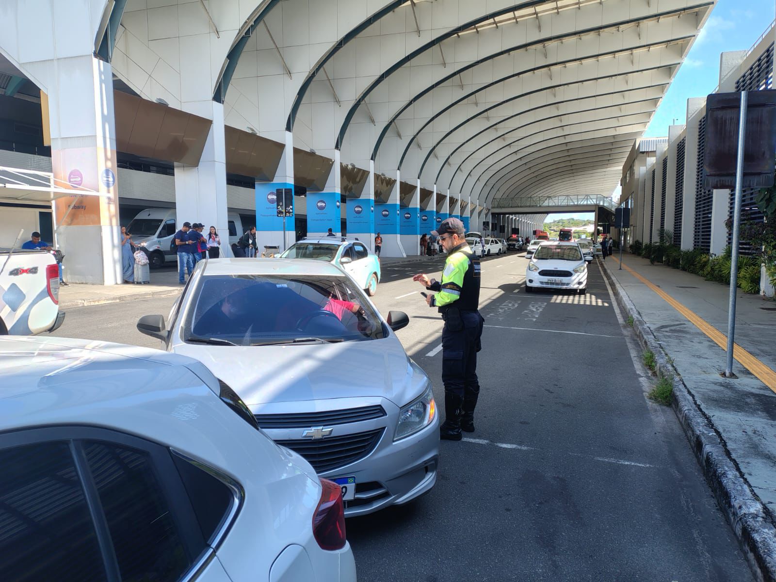Salvador intensifica fiscalização e remove 560 veículos irregulares