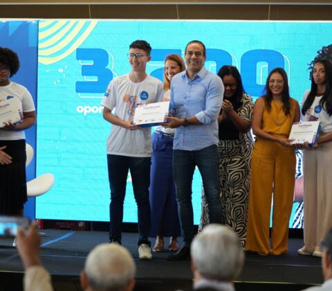 Imagem do post Jovens de Salvador recebem curso gratuito com certificado e tablet