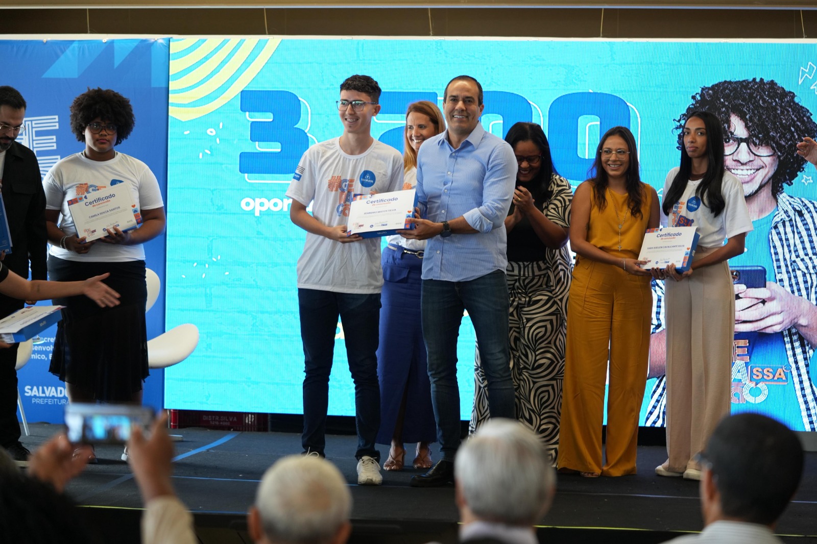 Jovens de Salvador recebem curso gratuito com certificado e tablet