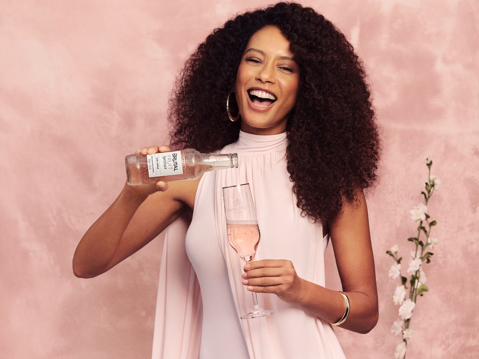 Autocelebração feminina ganha destaque em campanha com Taís Araujo