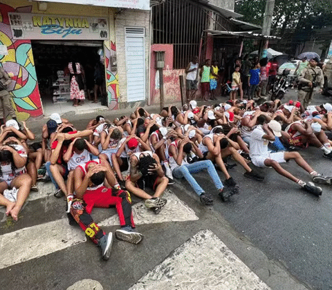 Imagem do post PM flagra torcedores de organizada com artefato explosivo e armas brancas em Salvador