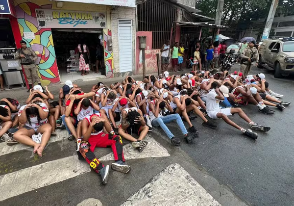 PM flagra torcedores de organizada com artefato explosivo e armas brancas em Salvador
