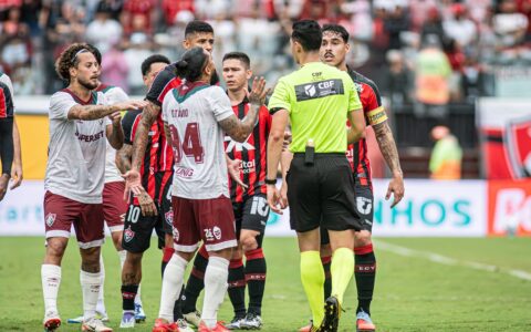 Imagem do post Vitória se revolta com arbitragem após derrota para o Fluminense