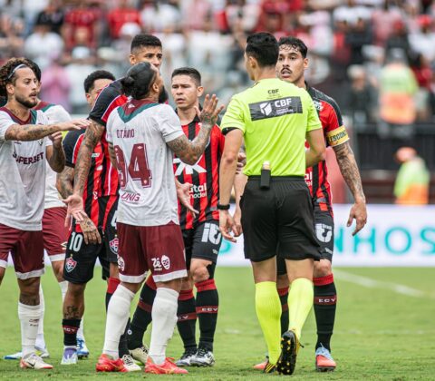 Imagem do post Vitória se revolta com arbitragem após derrota para o Fluminense