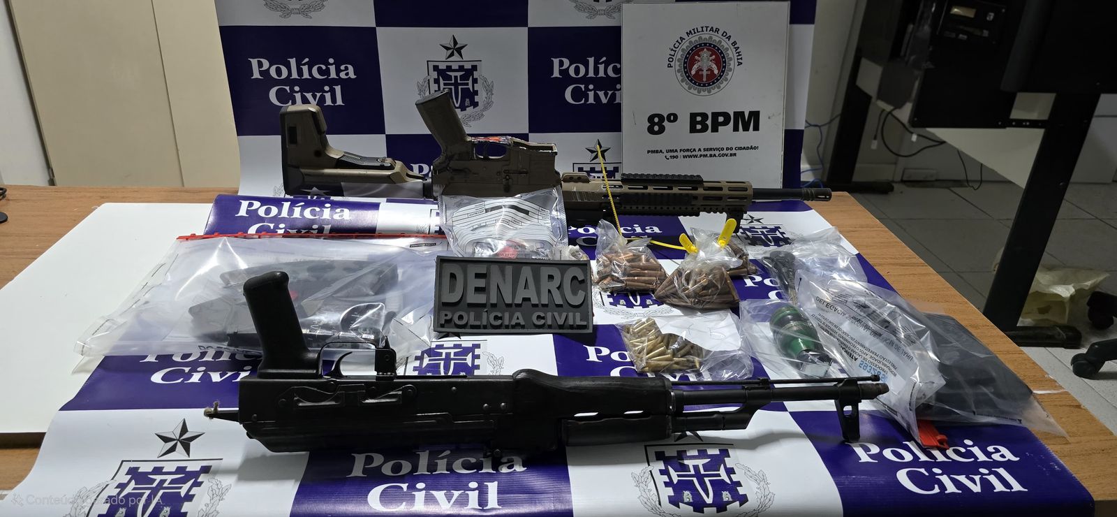 Fuzis, granada e drogas são apreendidos em megaoperação policial em Arraial d’Ajuda