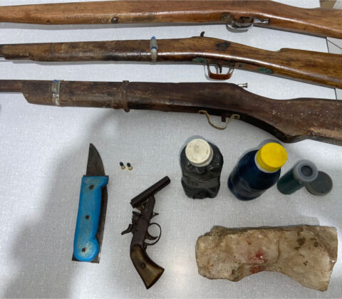 Imagem do post Homem é preso com armas artesanais após agredir família na Bahia