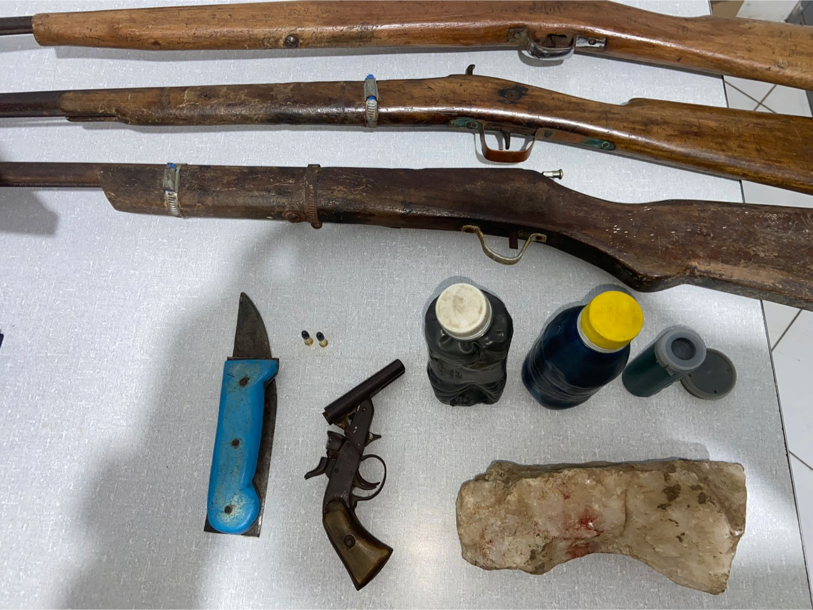 Homem é preso com armas artesanais após agredir família na Bahia