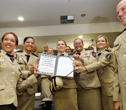 Imagem do post Governador sanciona leis para criação de novos comandos e promove oficiais da Polícia Militar