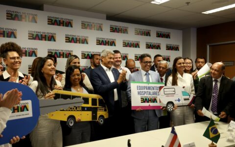 Imagem do post Governador entrega veículos e equipamentos para saúde e educação em Caravelas