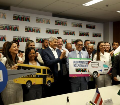 Imagem do post Governador entrega veículos e equipamentos para saúde e educação em Caravelas