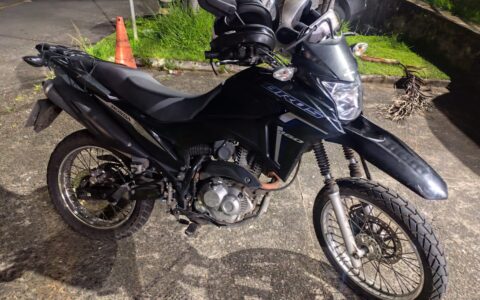 Imagem do post Polícia prende suspeito de roubo em Pernambués; moto e celulares foram recuperados