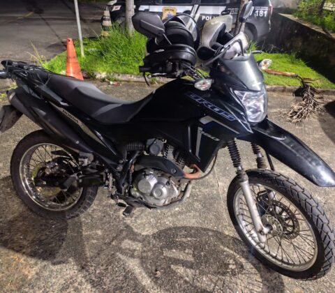 Imagem do post Polícia prende suspeito de roubo em Pernambués; moto e celulares foram recuperados