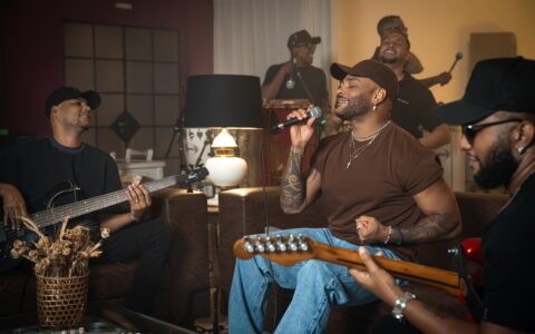 Imagem do post Tony Salles desafia sua banda com “Oi, Sumida” em vários ritmos, do samba ao calypso; veja vídeo