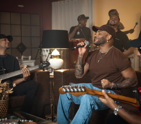 Imagem do post Tony Salles desafia sua banda com “Oi, Sumida” em vários ritmos, do samba ao calypso; veja vídeo