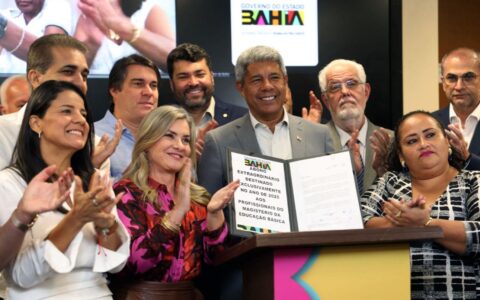 Imagem do post Jerônimo anuncia pagamento de precatório para professores e envia projeto de lei que concede abono extraordinário para a categoria