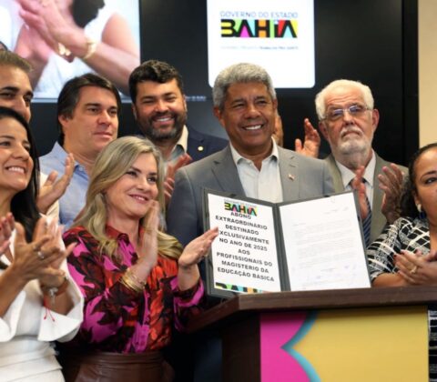 Imagem do post Jerônimo anuncia pagamento de precatório para professores e envia projeto de lei que concede abono extraordinário para a categoria