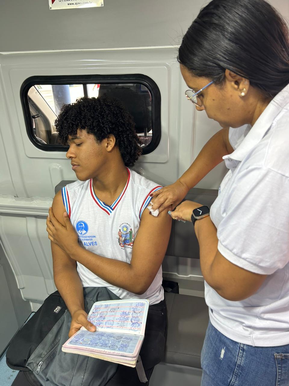 Prefeitura de Salvador leva vacinação contra o HPV para adolescentes em escolas
