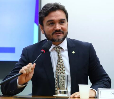 Imagem do post Ministro do Turismo entrega cargo a Lula