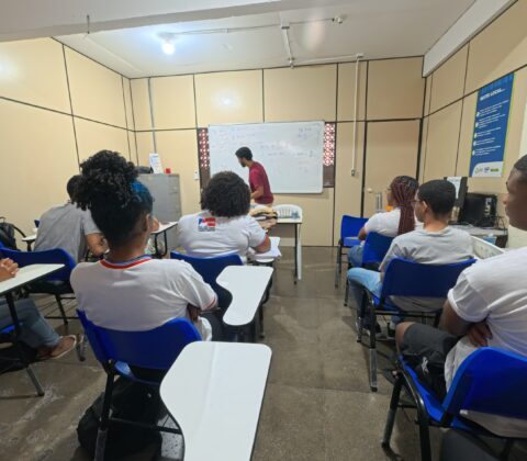 Imagem do post Estudantes do Nordeste de Amaralina participam de “aulão” pré-Enem promovido pela PM