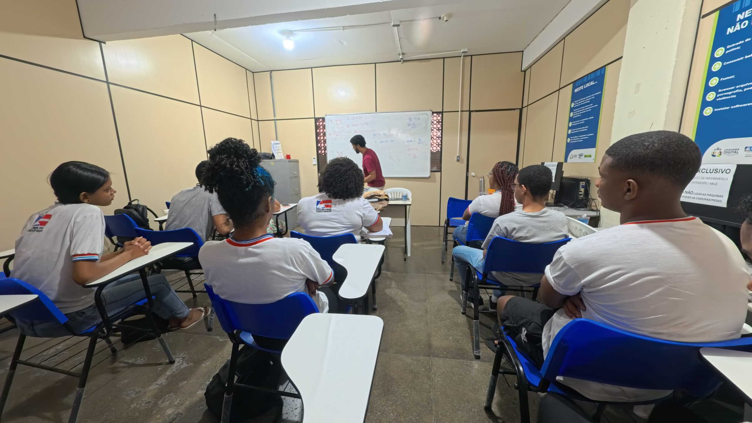 Estudantes do Nordeste de Amaralina participam de “aulão” pré-Enem promovido pela PM