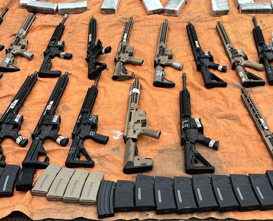 Polícia descobre esconderijo com 22 fuzis e cocaína na Bahia