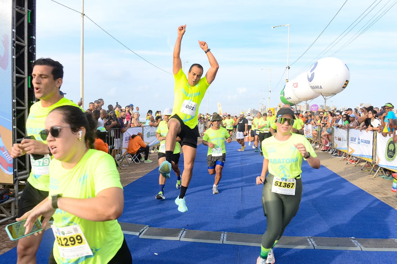 Maratona Salvador 2025 reúne milhares de corredores; Bruno Reis comemora