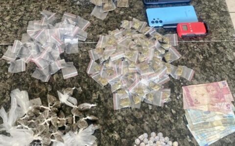 Imagem do post Drogas e radiocomunicador são apreendidos pela PM na divisa entre Vista Alegre e Fazenda Coutos