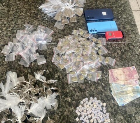 Imagem do post Drogas e radiocomunicador são apreendidos pela PM na divisa entre Vista Alegre e Fazenda Coutos