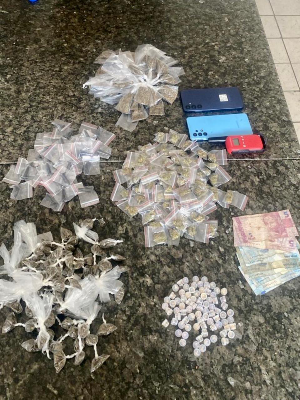 Drogas e radiocomunicador são apreendidos pela PM na divisa entre Vista Alegre e Fazenda Coutos