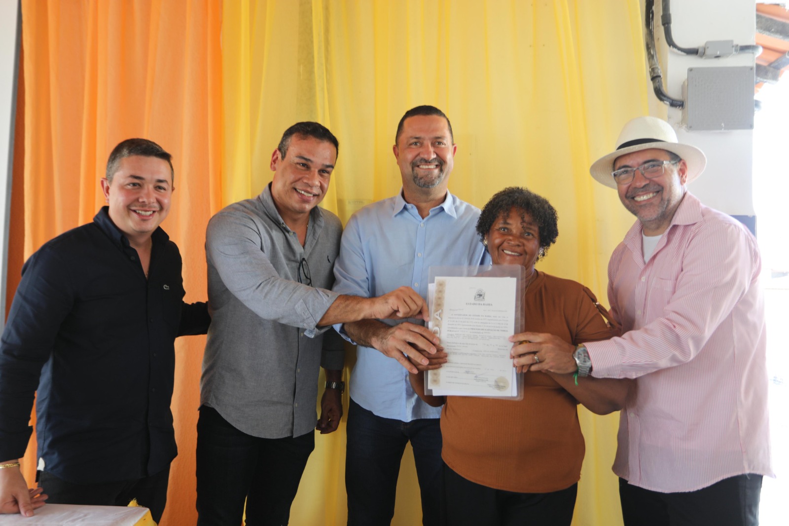 Portal do Sertão entrega 69 títulos de terra a agricultores familiares na Bahia