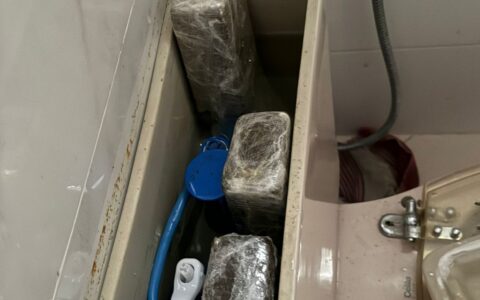 Imagem do post Homem é preso com 4kg de maconha no vaso sanitário
