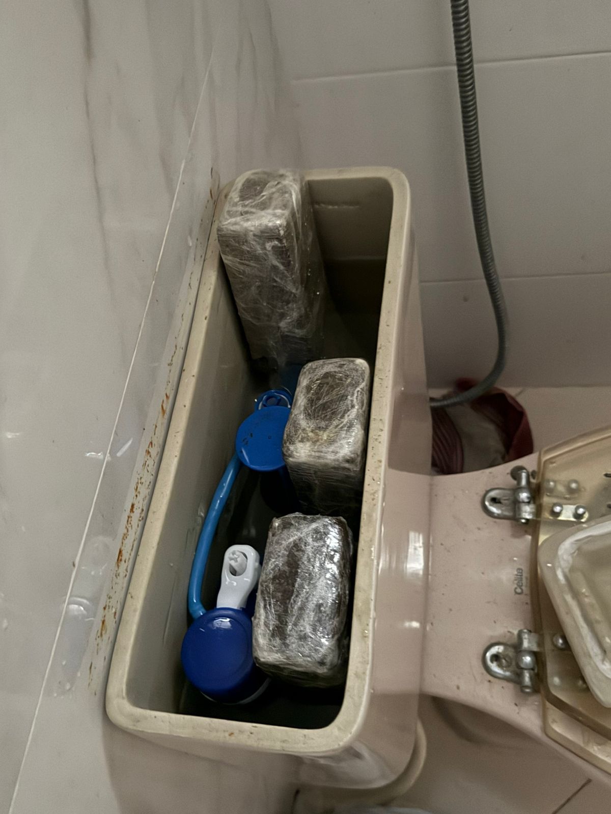 Homem é preso com 4kg de maconha no vaso sanitário