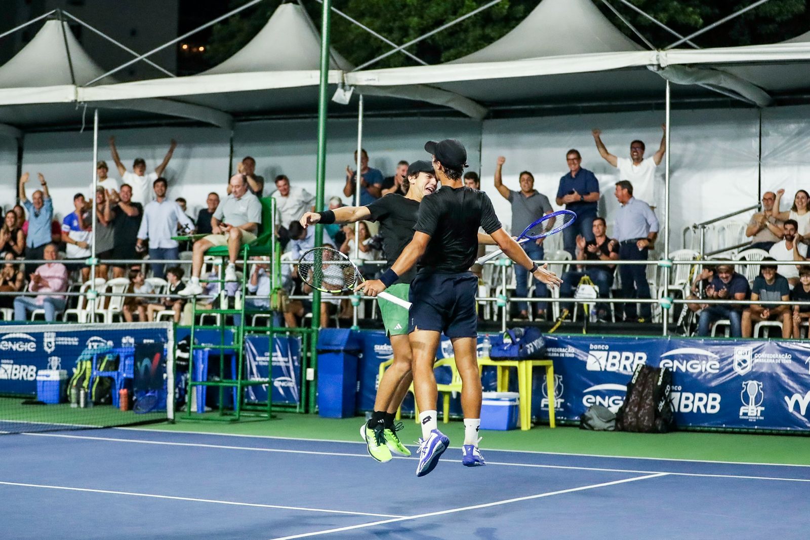 Brasileiro Schiessl elimina Tsitsipas no M25 de Salvador (BA) . Baianos derrubam favoritos nas duplas