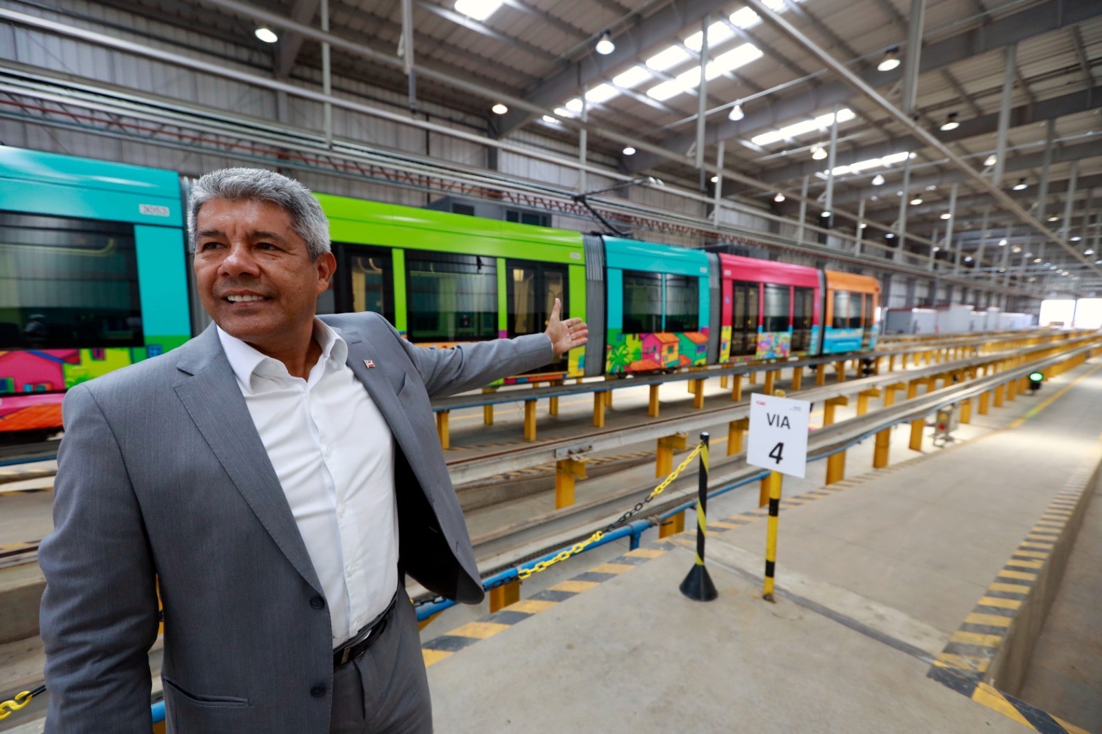 Jerônimo acompanha ajustes nos trens do VLT; saiba quando chegará a Salvador