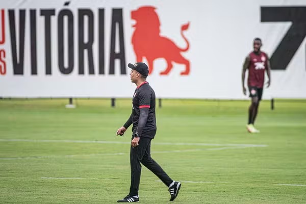“Já vivi momento mais difícil”, diz Jair Ventura em sua apresentação no Vitória
