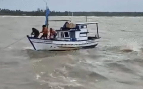 Imagem do post Três pescadores são resgatados após cinco dias à deriva no sul da Bahia