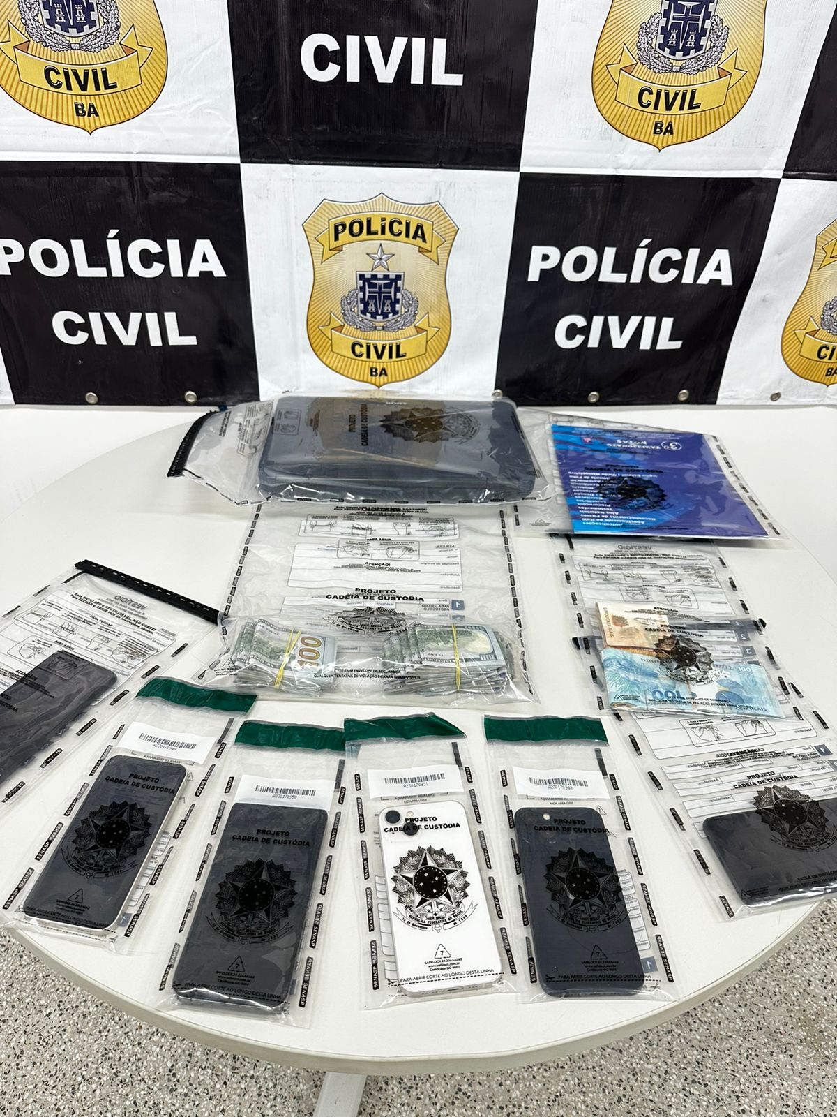 Casal é preso com R$ 125 mil em estelionato contra idosos