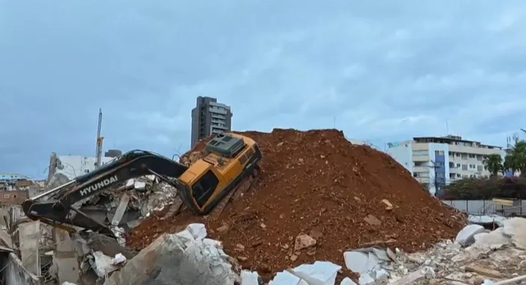 Urgente: Antigo prédio de faculdade desaba e atinge casas no Rio Vermelho, em Salvador