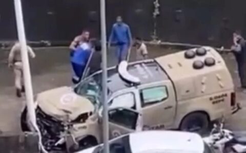 Imagem do post Viatura da PM colide com poste e deixa policiais feridos em perseguição na Av. Gal Costa