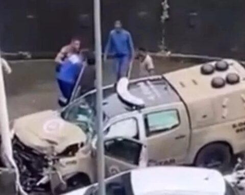 Imagem do post Viatura da PM colide com poste e deixa policiais feridos em perseguição na Av. Gal Costa